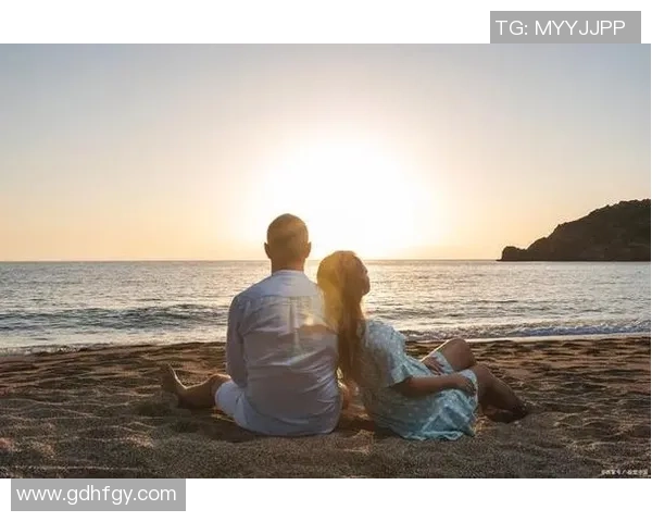 阳光沙滩上的浪漫时刻足球明星与女友共享甜蜜假期